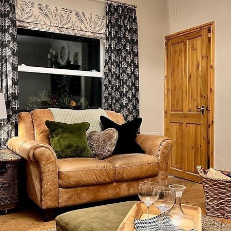 6 - Central Location - Entire House - Free Parking Merthyr Tydfil Buitenkant foto